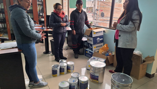 AUTORIDADES DEL GADP PICAIHUA ENTREGAN PINTURA PARA EL MANTENIMIENTO DE LOS CDI